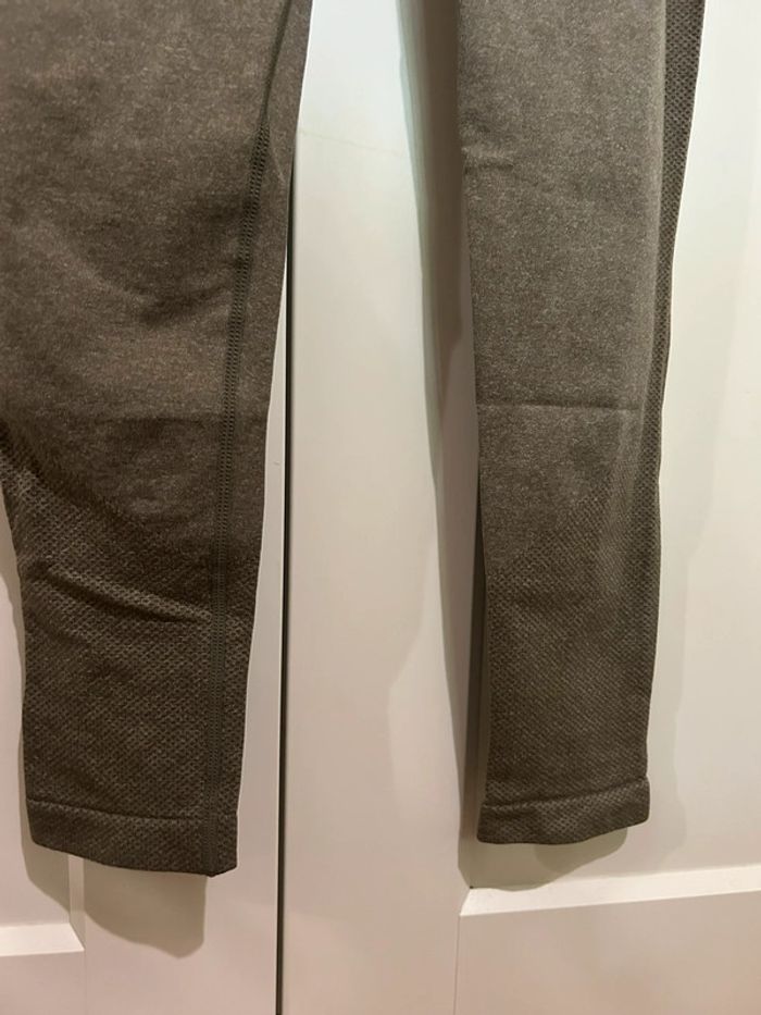 687 – legging de sport kaki avec effet push-up au niveau des fesses Shein en taille S - photo numéro 7