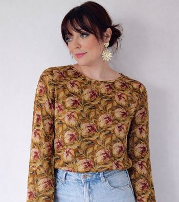 Blouse fluide ample ( semi transparente )fleurie style rétro chic moutarde tendance moderne printemps Marque Mango Taille 34 XS
Très bon état