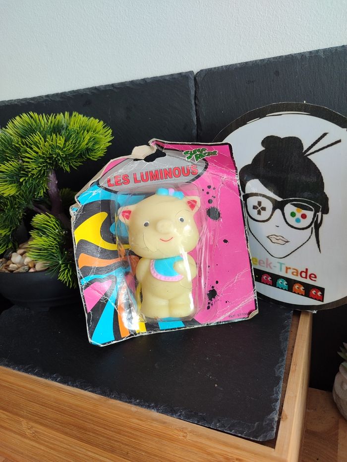 les luminous super récré cochon ancien vintage jaune bleu rose rouge noeud bavoir phosphorescent