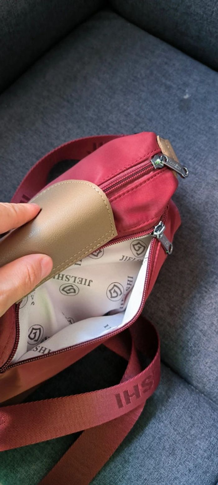 Sac à bandoulière de très bonne qualité avec compartiment - photo numéro 9