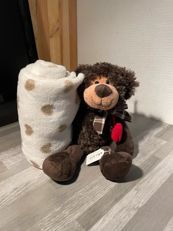 Ensemble peluche et couverture pour enfant.