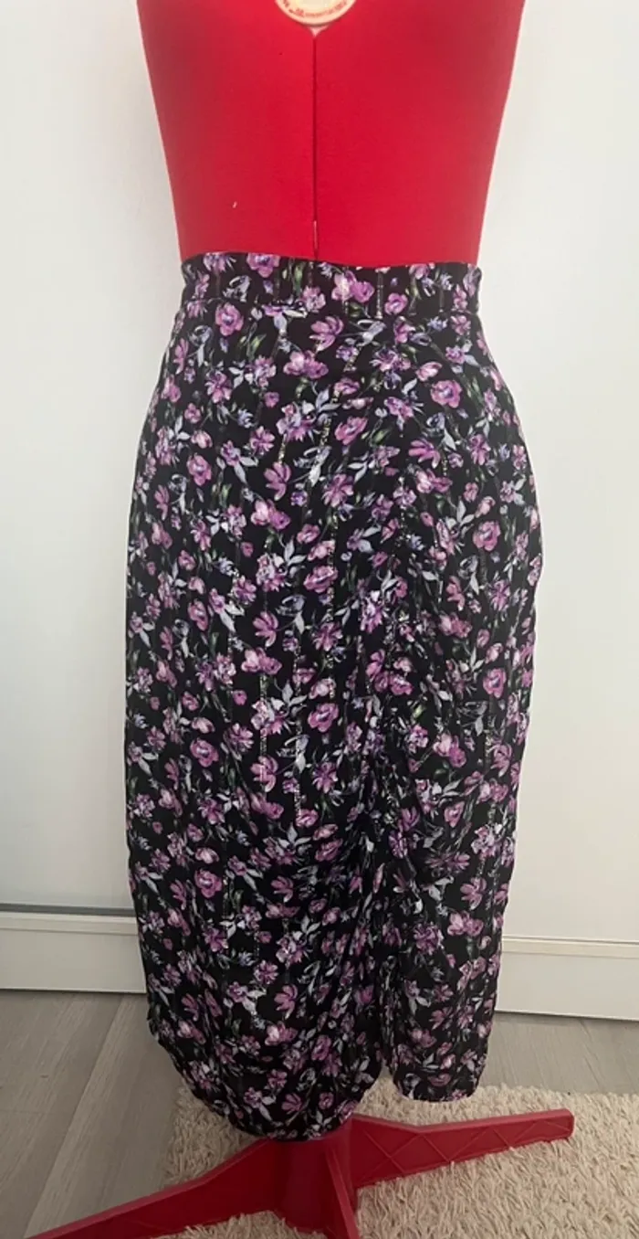 Jupe fleurie mi-longue violette et noire fils argentés Kiabi