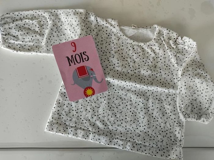 Tee shirt manches longues taille 9 mois.