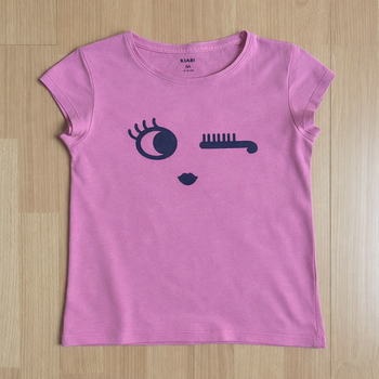 T‑shirt fille Kiabi – Rose & motif visage – 8 ans (126‑131 cm)