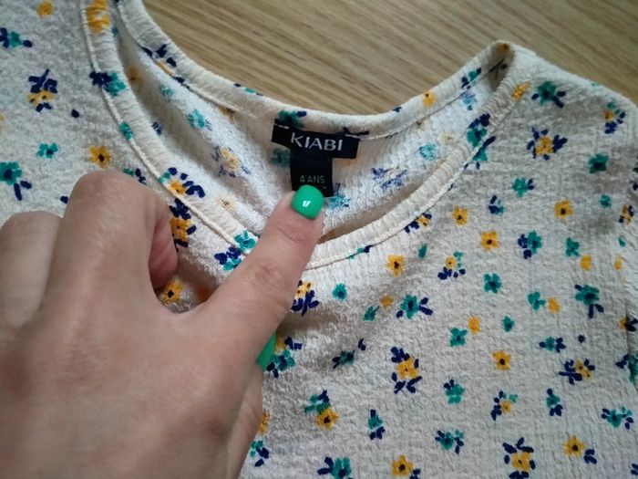 Robe beige a fleurs et son chouchou. Kiabi .
Taille 4 ans - photo numéro 7
