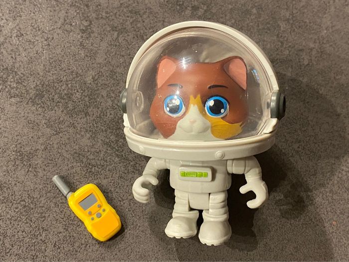 Figurine « 44 Chats » Cosmo et son talki Smoby. Article en très bon état. Valeur neuve : 13 euros.