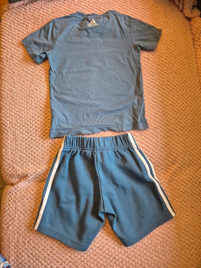 Ensemble t-shirt et short Adidas 4/5 ans - photo numéro 6