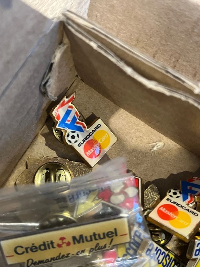 Énorme lot de pins pour collectionneur en parfait état - photo numéro 5