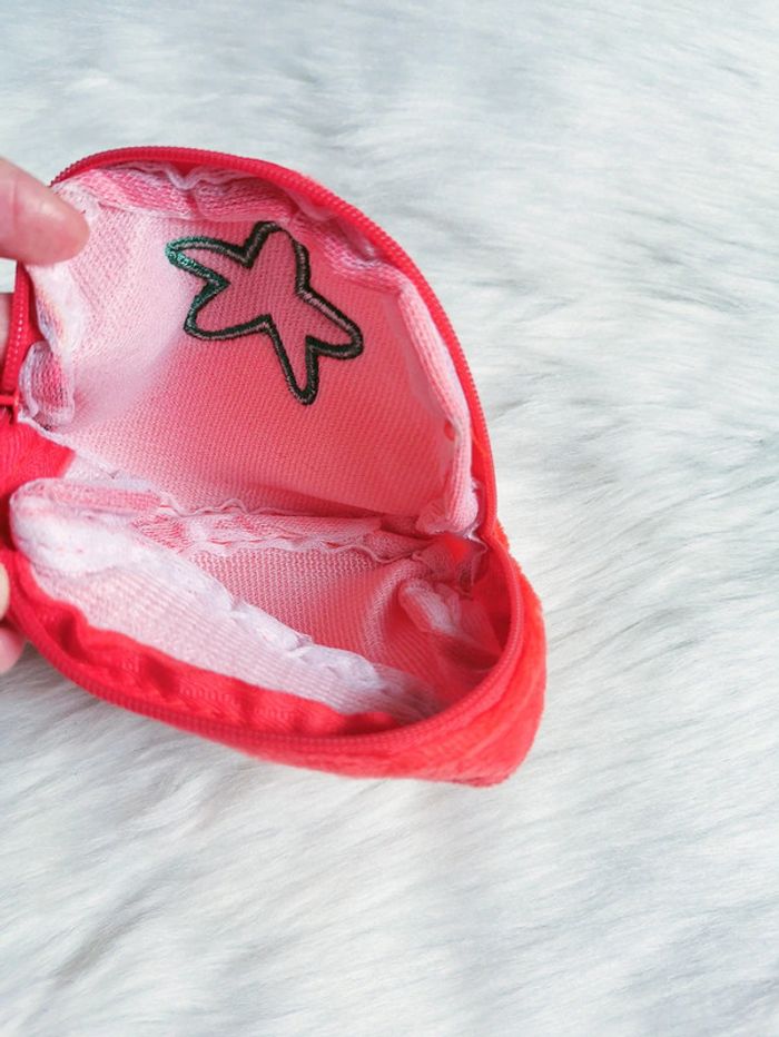 Petit porte monnaie fraise 🖤 - photo numéro 3
