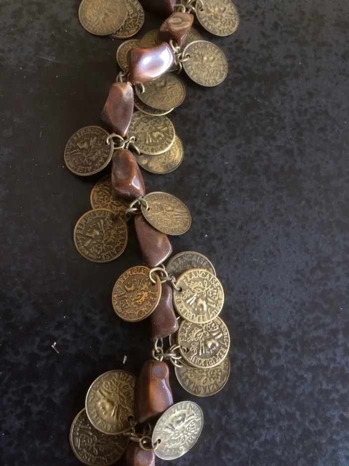 Grand sautoir, effet bois et pièces en bronze, neuf. - photo numéro 2