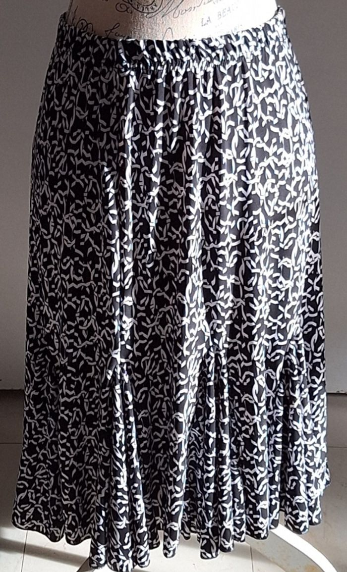 Jupe fluide patineuse imprimée blanc sur fond noir