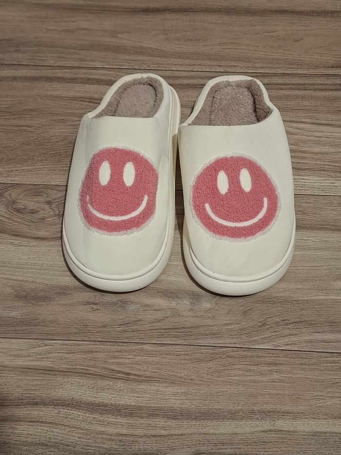Pantoufles chaussons smiley femme homme hiver chaud doux moelleux rose crème