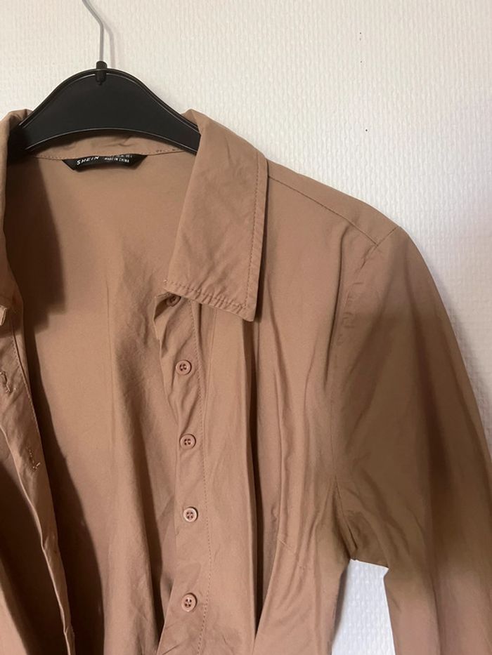 Chemise courte camel avec noeud - photo numéro 3