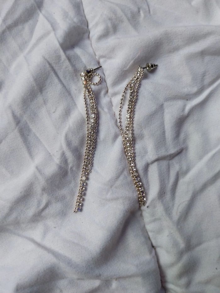 Longues boucles d'oreilles en strass