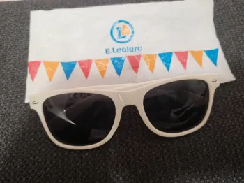 paire de lunettes de soleil leclerc