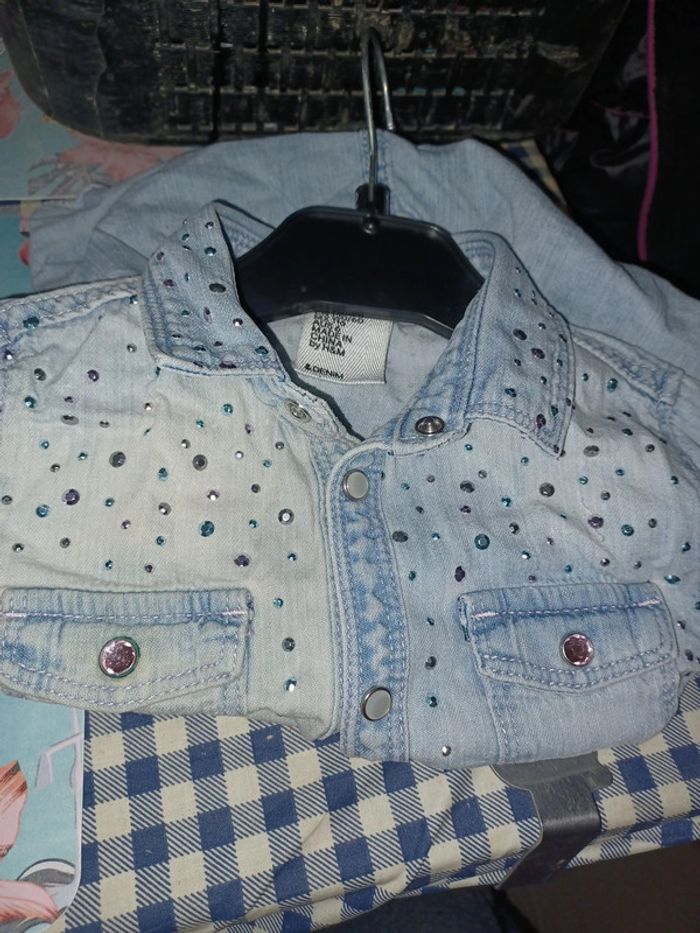 Chemise effet jeans délavé avec strass H&M 5/6ans - photo numéro 7