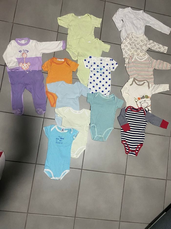 Lot body 9 mois (71 cms) + 1 pyjama