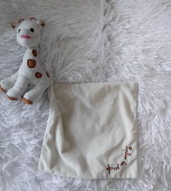 Doudou peluche Sophie la girafe avec mouchoir - Vulli