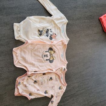 Lot pyjama et bodys 6 mois