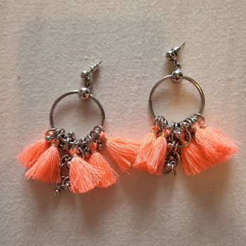 Boucle d'oreilles longues avec froufrou