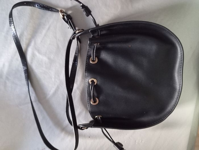 Sac bandoulière noir – style seau chic et intemporel