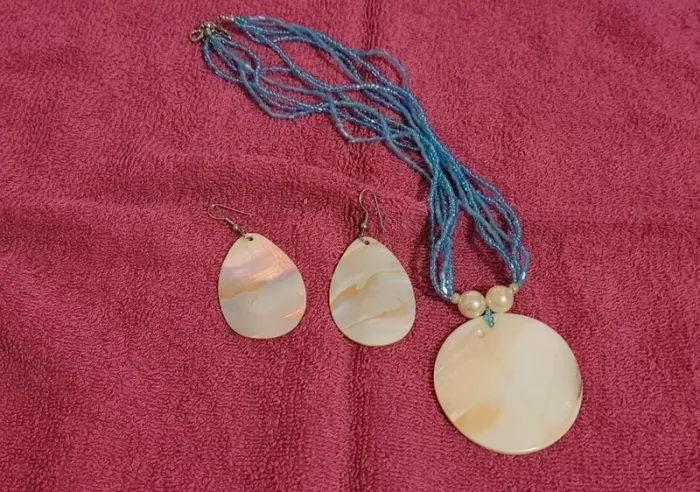 Ensemble boucles d'oreilles/ collier en nacre