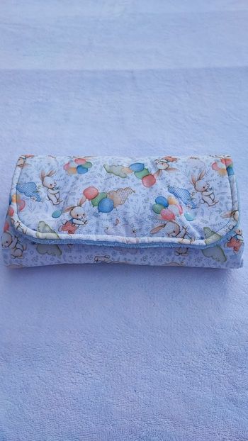 Tapis à langer nomade imprimé petits lapins ballons bleu  fait main 