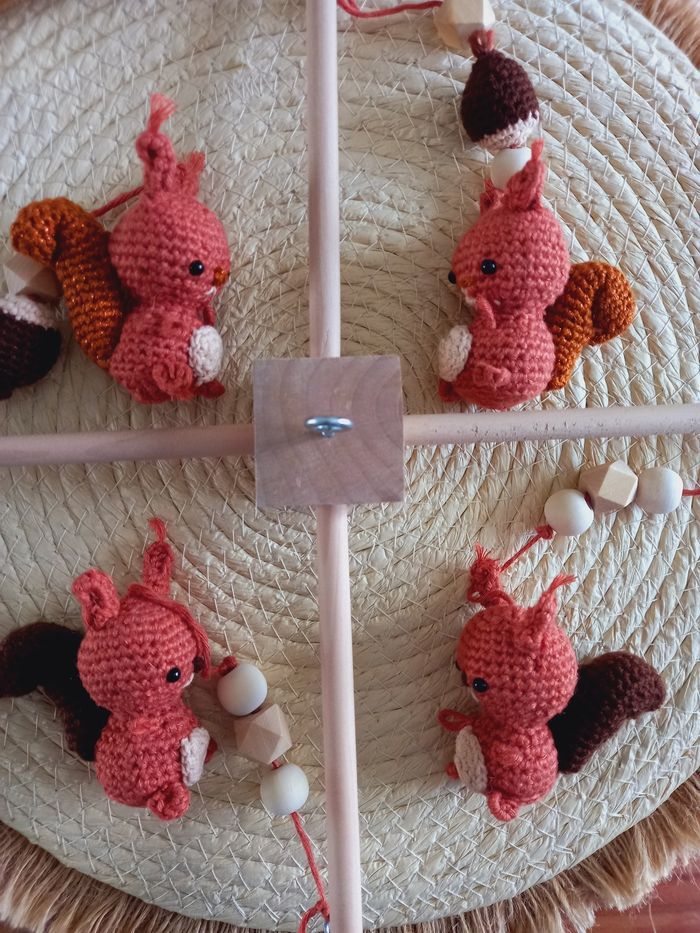 Mobile en bois petits écureuils au crochet perles bois 🐿 - photo numéro 3