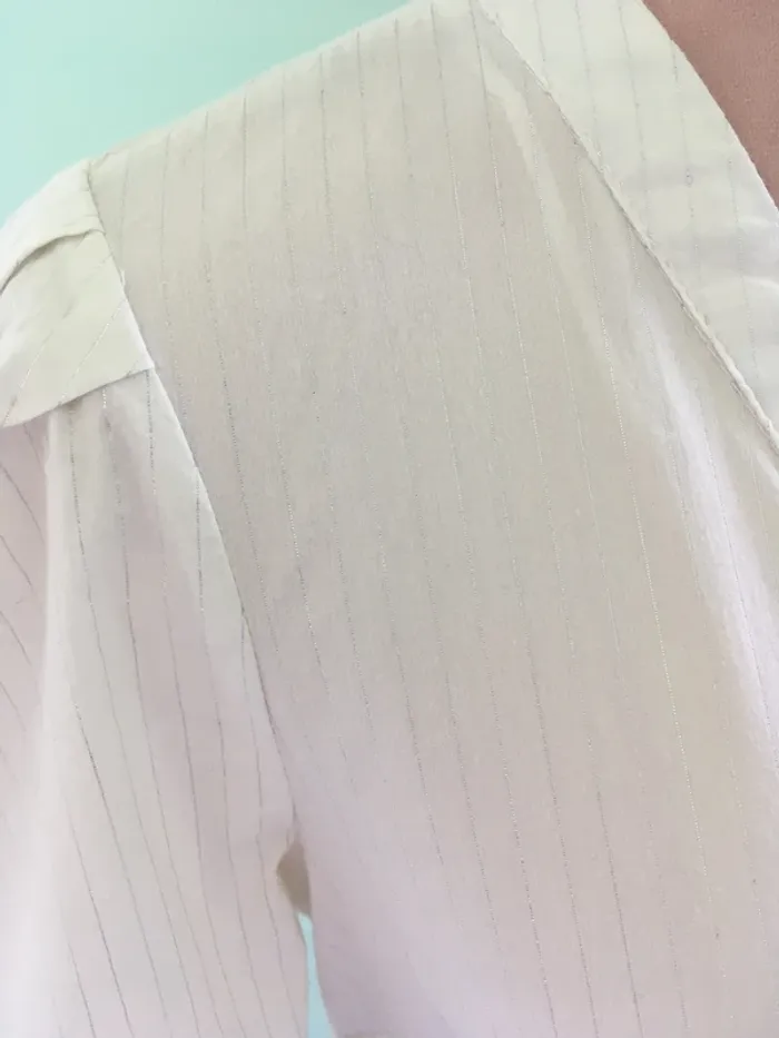 Chemisier blanc à gros noeud - photo numéro 2