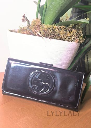 Portefeuille GUCCI authentique en cuir verni noir – logo GG embossé