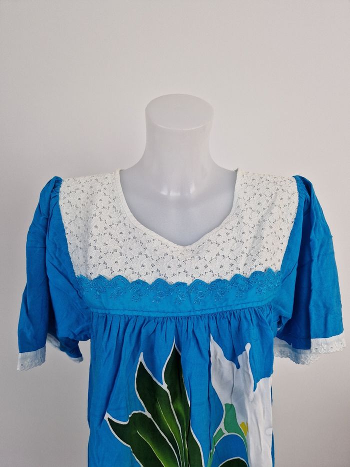 Robe polynésienne bleu à fleurs avec détail dentelle fleurie - photo numéro 2