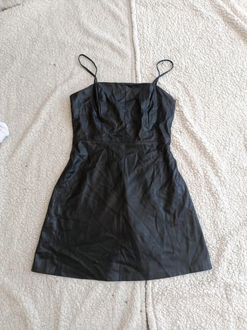 Robe noire effet cuir Mango MNG Casual - style minimal et sexy romantique