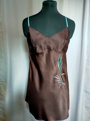 Nuisette satinée chocolat avec bretelles turquoise – Fleur de Rêve – T. M