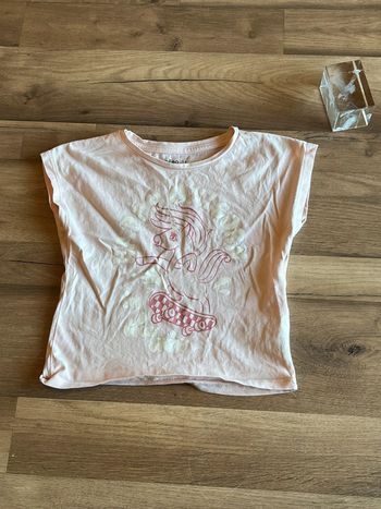 Je vend un tee shirt fille enfant taille 4 ans tres bon état
