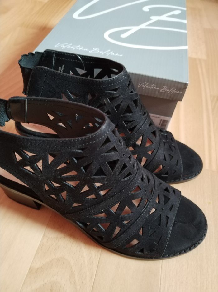 Chaussures ouvertes montantes à talon 41