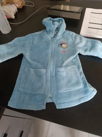 Peignoir tout doux pilou pilou oui oui en tres bon etat taille 2 ans