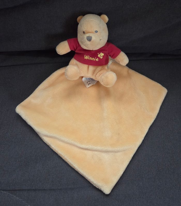 Doudou Winnie l'ourson avec mouchoir jaune - Disney