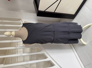 Robe 123 gris avec volants et petites pierres argentées