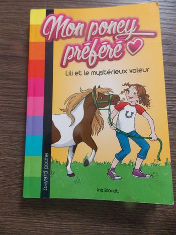 Livre Mon Poney préféré Lili et le mysterieux voleur