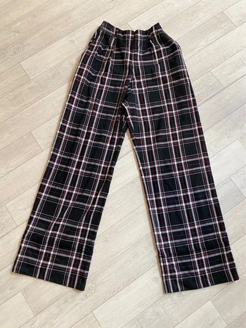 Pantalon noir à carreau rouge