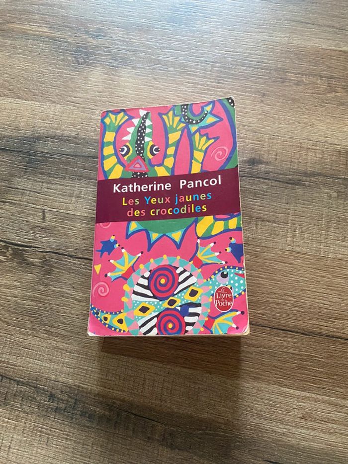 Les yeux jaunes des crocodiles