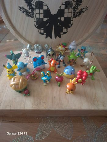 Lot 22 figurines Pokémon  pikachu, salamèche, carapuce & rares