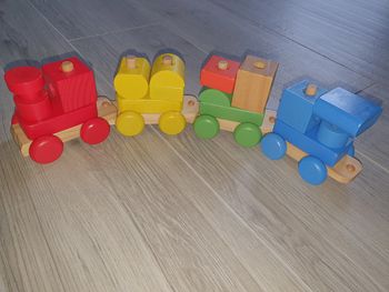 Train en bois qui s'accroche