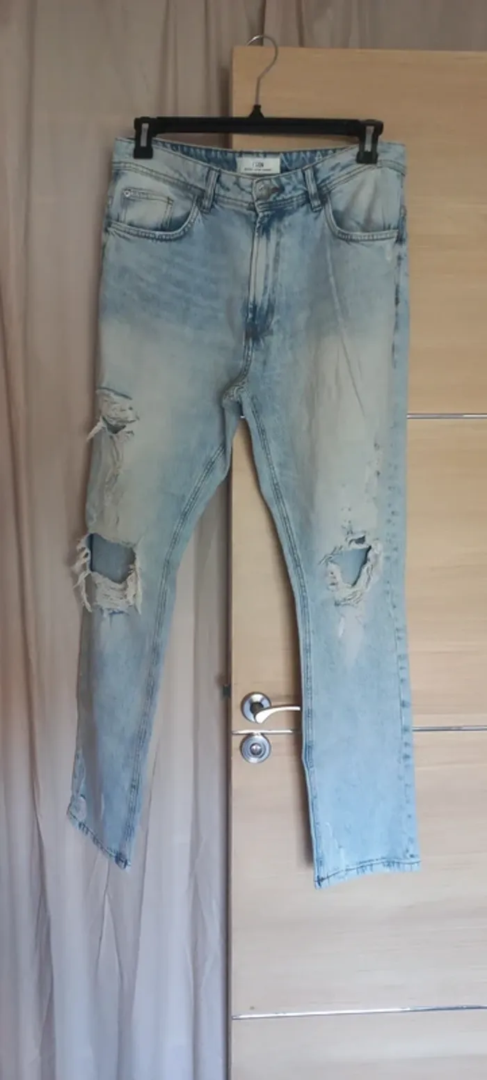 Jean troué 32/32 état neuf