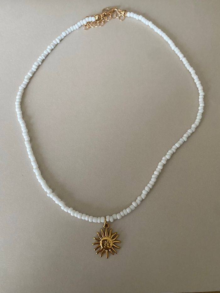 Collier perles blanches petit soleil - photo numéro 2