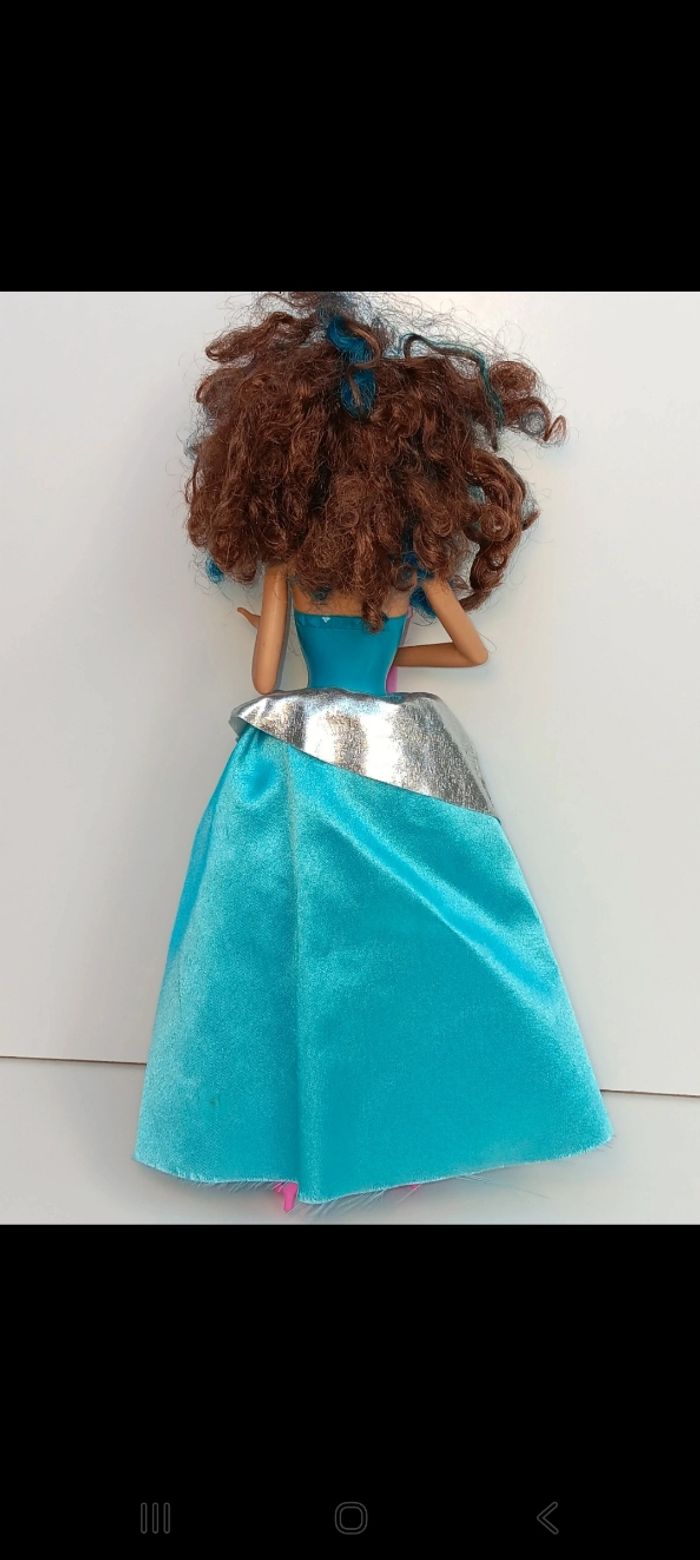 Poupée mattel barbie Rock N' Royals Erika fonctionne a piles 
Barbie chante fonctionne - photo numéro 4