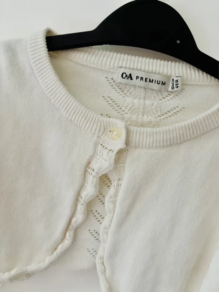Gilet Boléro broderie très bon état 4 ans blanc cassé C&A - photo numéro 2