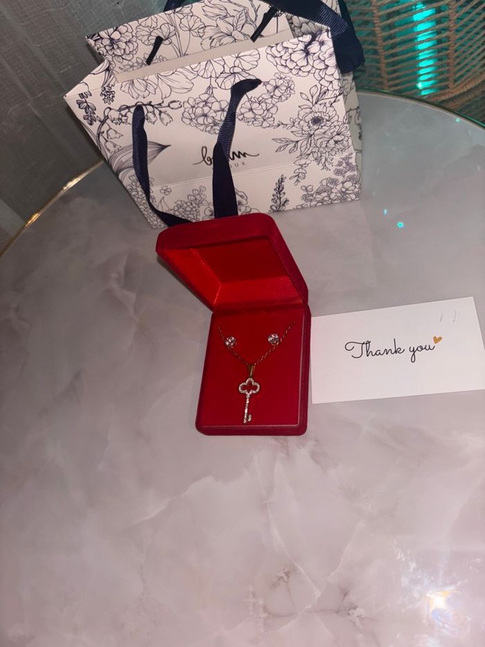 Parure Collier + Boucles d’oreilles – Pendentif Clé – Neuf - photo numéro 3