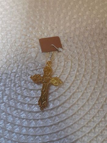 Une boucle d oreille croix chrétienne