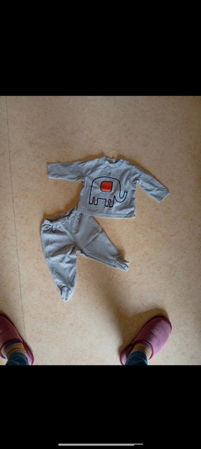 Pyjama 2 pièces taille 6 mois